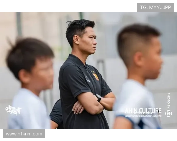 足球助理教练在本赛季战术执行中发挥稳定作用